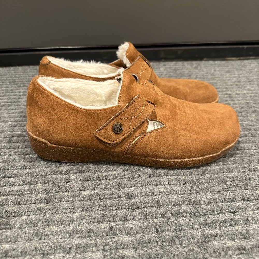 Earth Origins Moccasin Suede Slip-On Shoes in Tan size 8.5 fur